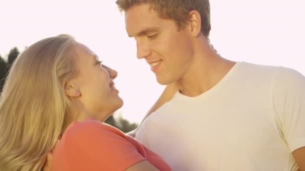 SUN FLARE: Beztroscy nowożeńcy cieszący się randką i całowaniem w słonecznej naturze. - Materiał filmowy, wideo