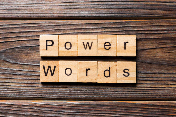 PAROLE DI POTERE parola scritta su blocco di legno. POWER WORDS testo sul tavolo, concetto. - Foto, immagini