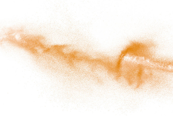 Polvo naranja partículas de polvo explosión en fondo blanco. partículas de polvo naranja salpicaduras
. - Foto, Imagen