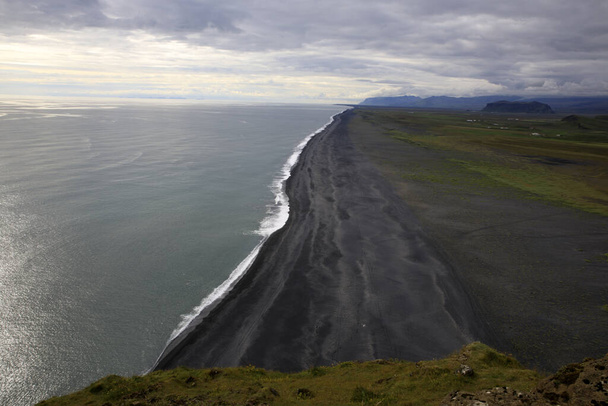 Вик / Исландия - 15 августа 2017 года: Вид на вулканический пляж с мыса Дирхолей, Вик, Исландия, Европа
 - Фото, изображение