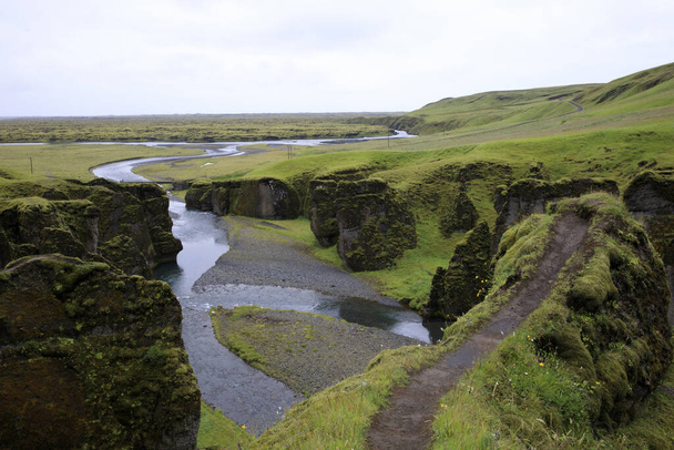 Садхурланд / Исландия - 15 августа 2017 года: Речной поток через большой каньон Фьядрарглюфур
. - Фото, изображение