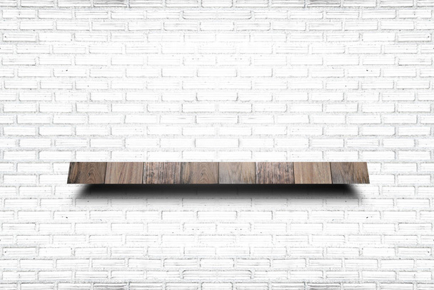 Порожня дерев'яна полиця на старій білій цегляній текстурі стін. Для продуктів відображення
. - Фото, зображення