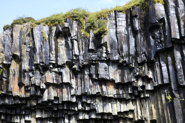 Skaftafell / Iceland - August 18, 2017: The basalt column near the black waterfall of Svartifoss in Skaftafell National Park, Iceland, Europe - Foto, afbeelding