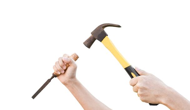 Männliche Hände arbeiten mit alten rostigen Hammer und Meißel isoliert auf weißem Hintergrund mit Clipping-Pfad. - Foto, Bild