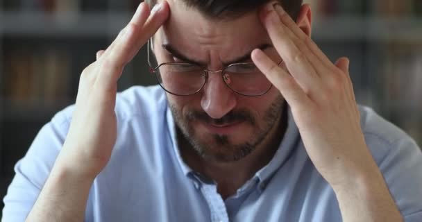 Enfermo estresado hombre sintiendo fuerte dolor de cabeza, vista de cerca
 - Metraje, vídeo