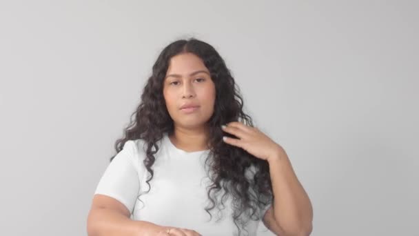 jonge vrouw in studio geen make-up portret nieuwe schoonheid vloeiende identiteit - Video