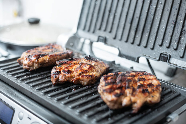 Délicieux steaks de viande grillés électriques
 - Photo, image