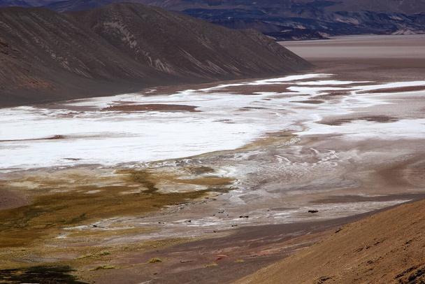 Salar of Antofalla kilátás a Botijuela Geyser a Puna de Atacama, Argentína. Antofalla az Észak-Catamarca tartomány Antofagasta de La Sierra megyéjében fekszik, Észak-nyugat Argentínában. A központi V részének tekintik. - Fotó, kép