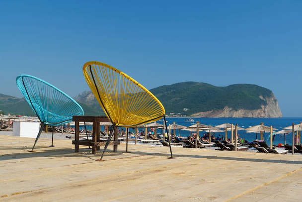 Сині та жовті крісла на пляжі Бульяріка в Чорногорії. - Фото, зображення