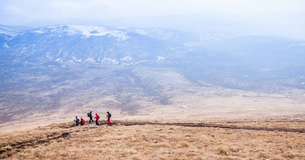 Paisagem incrível da montanha do inverno, grupo de montanhistas no trilho da montanha
  - Foto, Imagem