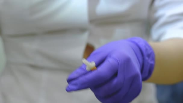 nurse attaches a butterfly catheter - Filmagem, Vídeo