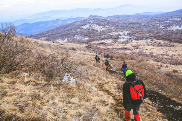 Trekking Group Pessoas Natureza ao ar livre Atividade saudável Caminhadas de montanha
 - Foto, Imagem
