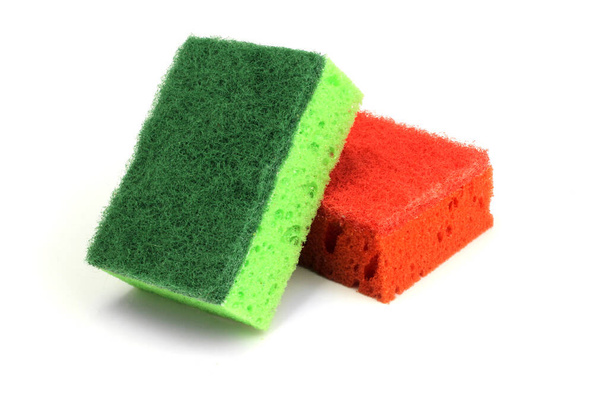 Groene en rode keukenspons voor serviesgoed, huishoudelijke reiniging is geïsoleerd op witte achtergrond. - Foto, afbeelding