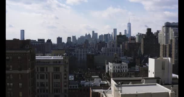 Widok z powietrza na panoramę Manhattanu podczas poruszania się przez budynki - Materiał filmowy, wideo