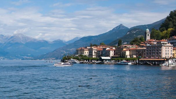 panorámás kilátás nyílik a tóra, Alpok és Bellagio város, Como tó, Lombardia, Olaszország - Fotó, kép