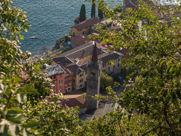la vista de la torre y la plaza central de la ciudad de Varenna desde la torre de Castello di Vezio, Varenna, Lago de Como, Lombardía, Italia
 - Foto, imagen