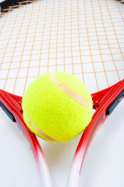 tennisbal op racket - Foto, afbeelding