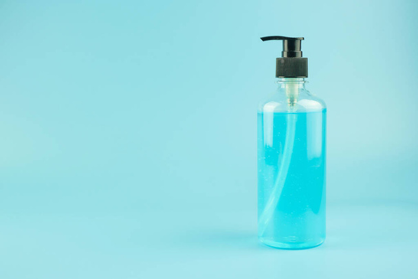 laver le flacon de gel désinfectant pour les mains sur fond bleu, contre le nouveau coronavirus ou la maladie à virus de la couronne (Covid-19). Concept d'antiseptique, d'hygiène et de santé
 - Photo, image