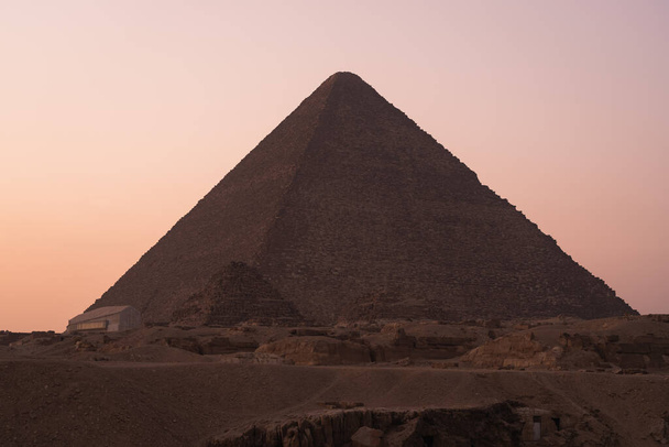 Пирамида Хуфу на вершине плато Гиза в Каире, Египет, Африка
 - Фото, изображение