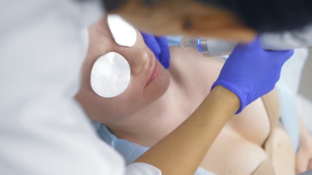 procédure aiguille RF fractionnaire pour le lifting du visage dans une clinique de beauté
. - Séquence, vidéo