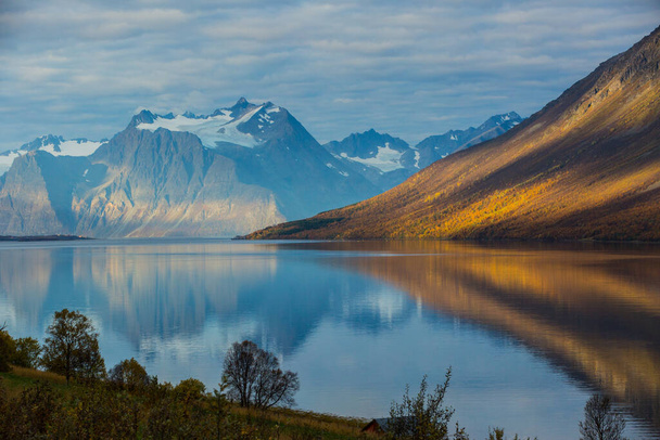 Autumn sunrise between mountains and fiords in Northern Norway - Foto, Imagen