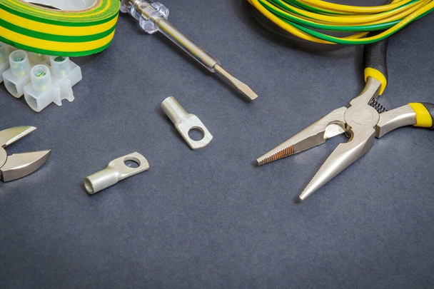 Outil et accessoires utilisés dans l'installation électrique sur gris une table d'atelier
 - Photo, image