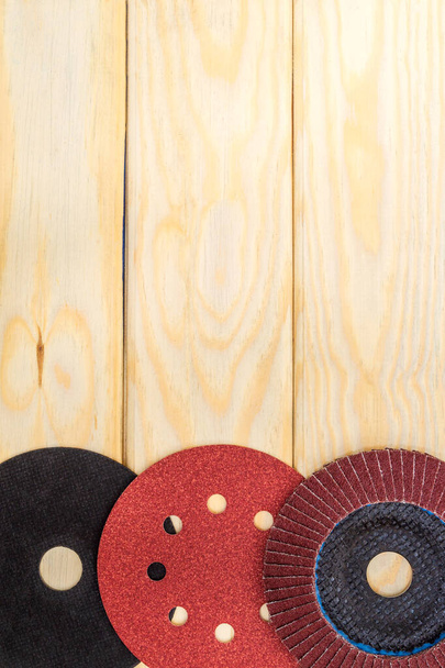 Ensemble d'outils abrasifs sur un magicien de planches en bois est utilisé pour meuler des articles
 - Photo, image