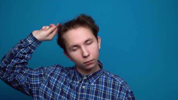 Łysiejący faceci. nastolatek ręka gospodarstwa utrata włosów grzebień - Materiał filmowy, wideo