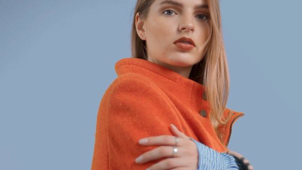 Retrato editorial de moda de modelo loira usa um brilhante fecha em fundo colorido em estúdio
 - Foto, Imagem