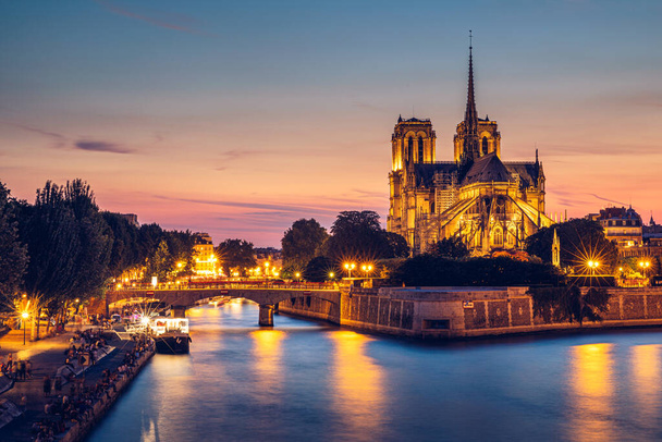Kathedrale Notre Dame de Paris bei Sonnenuntergang, Frankreich. Notre Dame de Paris, die schönste Kathedrale von Paris. Malerischer Sonnenuntergang über der Kathedrale Notre Dame de Paris, zerstört bei einem Brand im Jahr 2019, Paris. - Foto, Bild