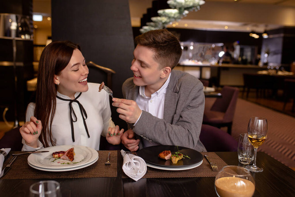 Try it couple eat delicious food in restaurant - Valokuva, kuva