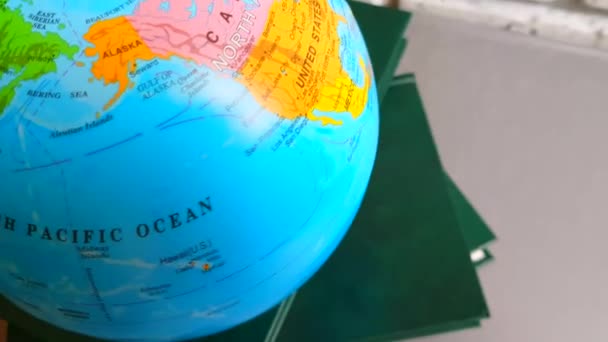 Top view of the globe forgás fehér háttér, 4k, videó, keretezés és utazási koncepció - Felvétel, videó