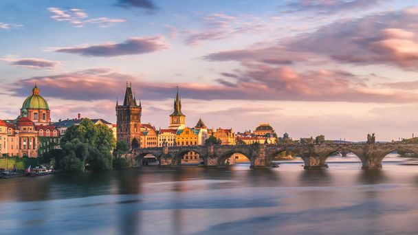 Famosa imagen icónica del puente de Carlos, Praga, República Checa. Concepto de viajes por el mundo, turismo y turismo. - Foto, imagen
