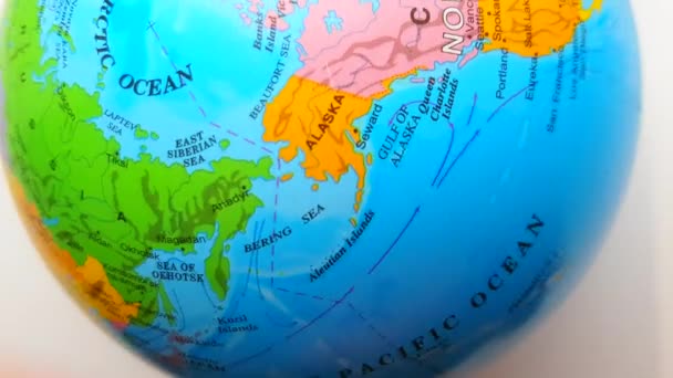 Top view of the globe forgás fehér háttér, 4k, videó, keretezés és utazási koncepció - Felvétel, videó