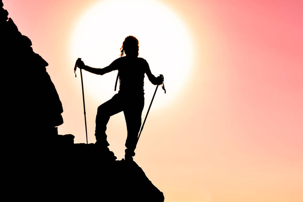En tepedeki başarılı dağcının silueti - Fotoğraf, Görsel