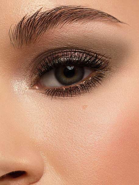 Makro záběr krásného ženského oka s extrémně dlouhými řasami. Sexy pohled, zakouřené oči, smyslný pohled. Ženské oko s dlouhými řasami - Fotografie, Obrázek