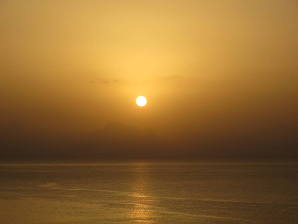 Coucher de soleil coloré sur le fond de la mer Méditerranée en Turquie
 - Photo, image