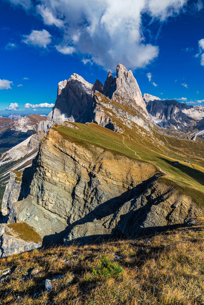 Άποψη στην κορυφή Seceda. Trentino Alto Adige, Dolomites Alps, South Tyrol, Ιταλία. Ορεινή οροσειρά, Βαλ Γκαρντένα. Μεγαλοπρεπής κορυφή Furchetta. Ομάδα Odles από τη Seceda, Santa Cristina Val Gardena. - Φωτογραφία, εικόνα