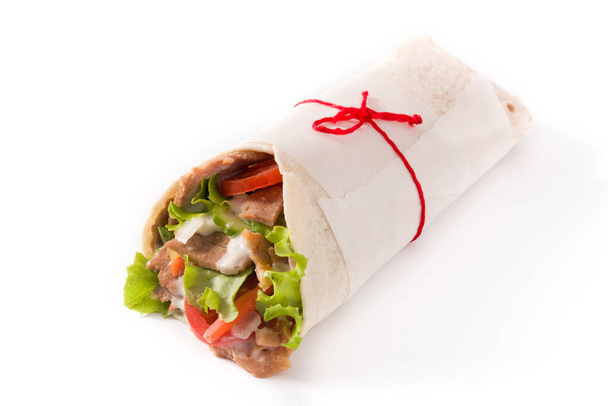 Beyaz arkaplanda ayrıştırılmış kebap ya da shawarma sandviçi - Fotoğraf, Görsel