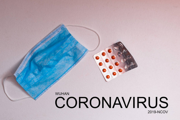 Novel coronavirus disease 2019-nCoV written. Mnoho pilulek a stetoskop. - Fotografie, Obrázek