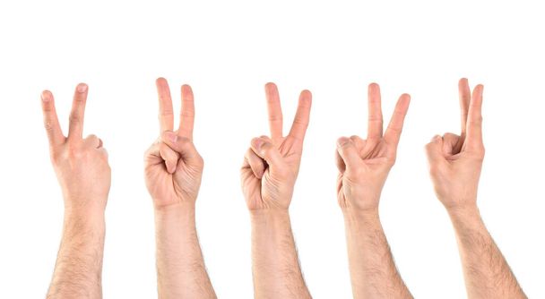 Πέντε χέρια σε διαφορετικές θέσεις με τη χειρονομία νίκης. Οριζόντια σύνθεση. - Φωτογραφία, εικόνα