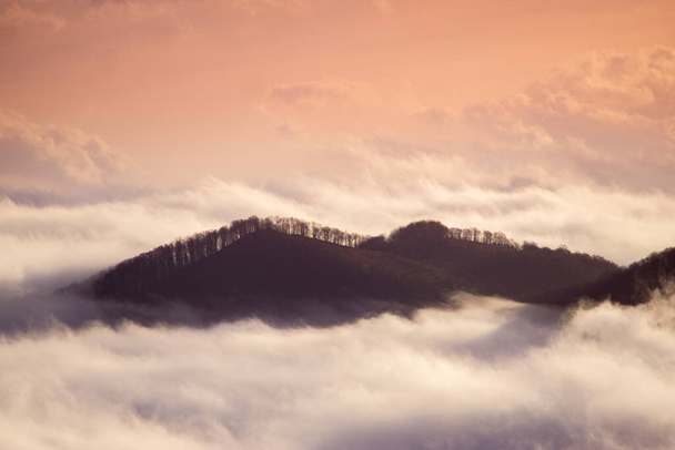 Foggy montagnes au lever du soleil à longue exposition. Concept : île flottante
 - Photo, image