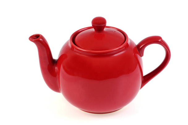 Czerwony czajnik zbliżenie na białym tle  - Zdjęcie, obraz