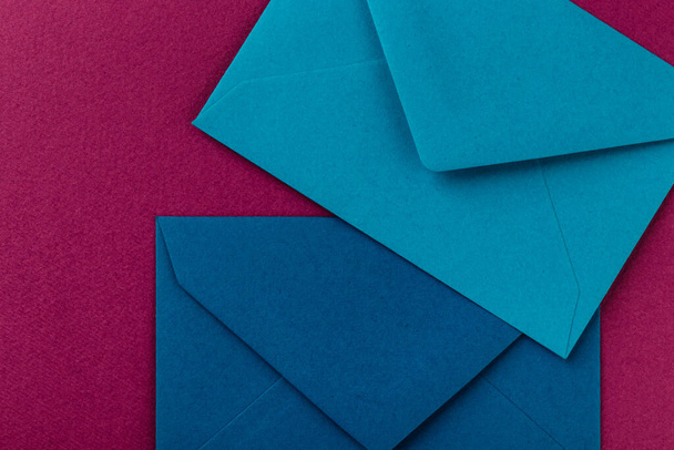 Colorful envelopes on a purple background. Mail envelopes on the table. - Foto, Bild
