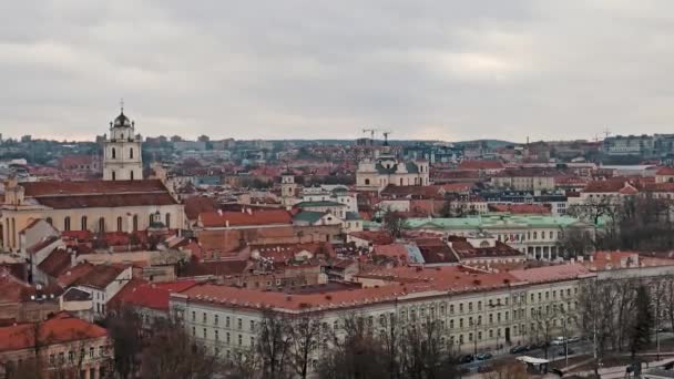 Vista sulla città di Vilnius Lituania Dall'alto il giorno d'inverno. Corvi in volo. Centro storico. - Filmati, video