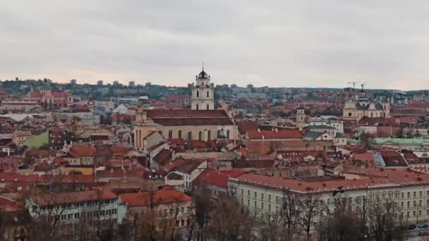 Vista sulla città di Vilnius Lituania Dall'alto il giorno d'inverno. Corvi in volo. Centro storico. - Filmati, video