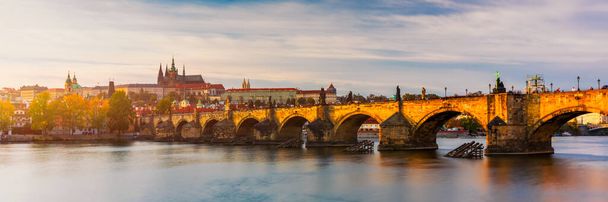 チェコのプラハにあるカレル橋。チェコ共和国プラハ。チャールズ・ブリッジ（Karluv Most）と旧市街の塔。ヴルタヴァ川とチャールズ橋。世界旅行、観光の概念. - 写真・画像