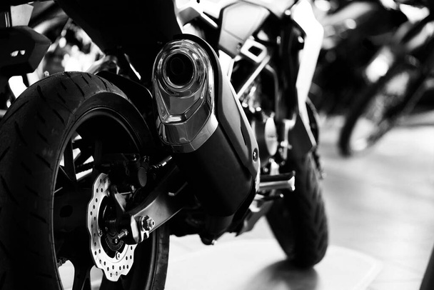 zár megjelöl szemcsésedik-ból egy motorkerékpár kipufogó csövek - Fotó, kép