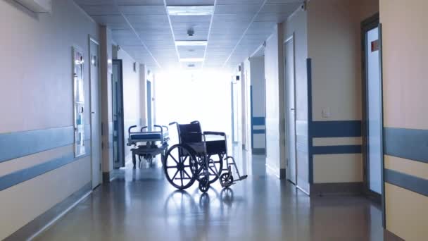 Медичний інвалідний візок і гуру в лікарняному коридорі. Знімок клацання
. - Кадри, відео