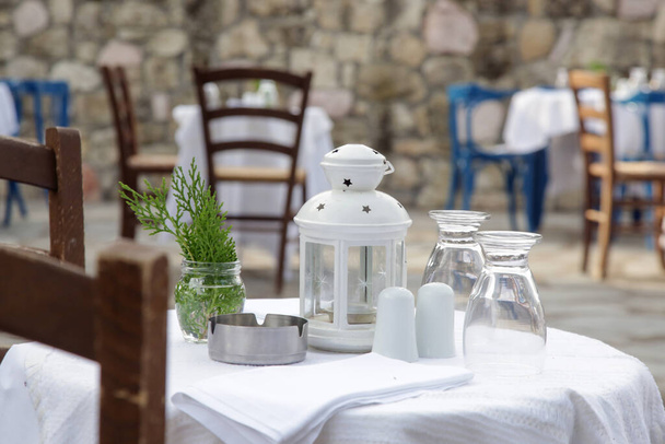 Okouzlující retro středomořské venkovní restaurace, bez lidí, prázdná místa a stoly před večeří - Fotografie, Obrázek